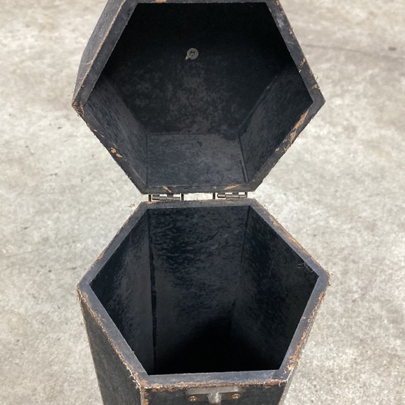 Distressed Decor - Picture 2 of 7